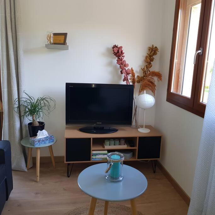 Studio Avec Terrasse Au Calme Jayat Bagian luar foto